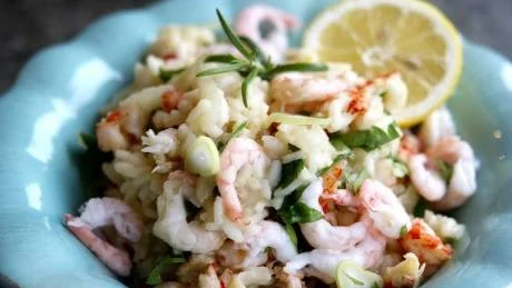 Skaldjur passar fantastiskt fint i en citronfrisk risotto.Foto: Jessica Gow/Scanpix