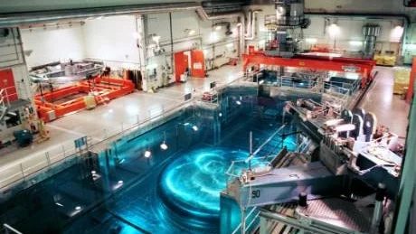 Bränslestavarna i Oskarshamns kärnkraftverk har ständigt ha några meter vatten omkring sig, vilket effekrtivt stoppar all radioaktiv strålning. Foto: OKG