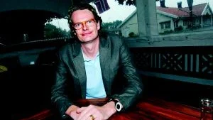 Sommartalade. Per Schlingmann, moderaternas partisekreterare, sommartalade i går i Loftahammar. Han berättade att moderaterna just nu arbetar efter de tre ledorden; jobb, miljö och välfärd.  Foto: Elin Lundholm