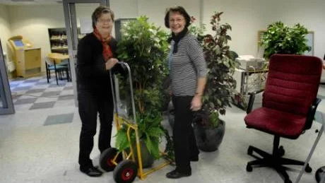 Inflyttning. Ingela Werner och Aino Danesten på Arbetsförmedlingen flyttar in i de nya lokalerna på Nygatan i Västervik. Foto: Anders Liljegren