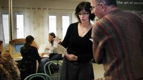 I går anordnades en rekryteringsträff på arbetsförmedlingen i Västervik. Här berättar Petra Andersson, från Saab Barracuda, för Bajram Haxha om vilka arbetsmöjligheter som finns på företaget.                                                                      Foto: Elin Larsson