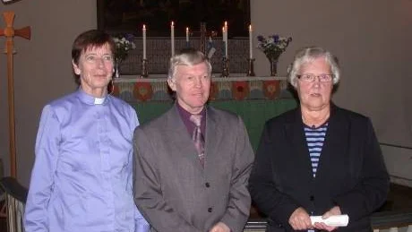 Helfinskt. Här står de tre som aktivt medverkade i lördags på det som i torsdagens kyrkguide kallades ”Finsk fest i Överums kyrka”. Från vänster komministern Sara Ahlbom, pianisten och sångaren Mikko Niskanen och Ritva Ternström som läste en dikt.