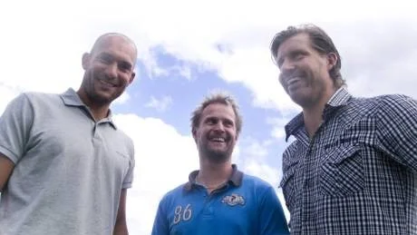 Anders Jonsson, Jörgen Hultgren och Ragnar Karlsson ser fram emot fredagens inledning av Swedish Floorball Open. Trion spelar i det "Lokala kändislaget".Foto: Staffan Eliasson