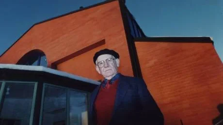 Konstnären Sven Ljungberg står utanför sin konsthall i Ljungby. Foto: Ingvar Svensson/SCANPIX
