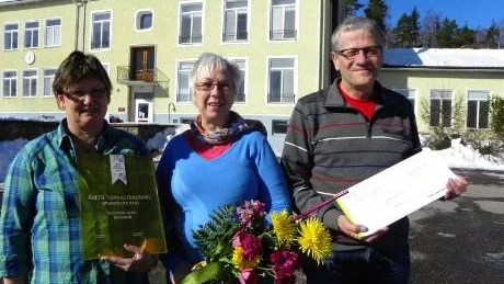 Blackstad skola har fått ett pris på 50 000 kronor från organisationen Teknikföretagen. På måndagens prisutdelning på Brusaholms Bruk  var rektor Johnny Schill och lärarna Lena Svensson,  till vänster, och Kristina Jonsson och hämtade priset under högtidliga former.