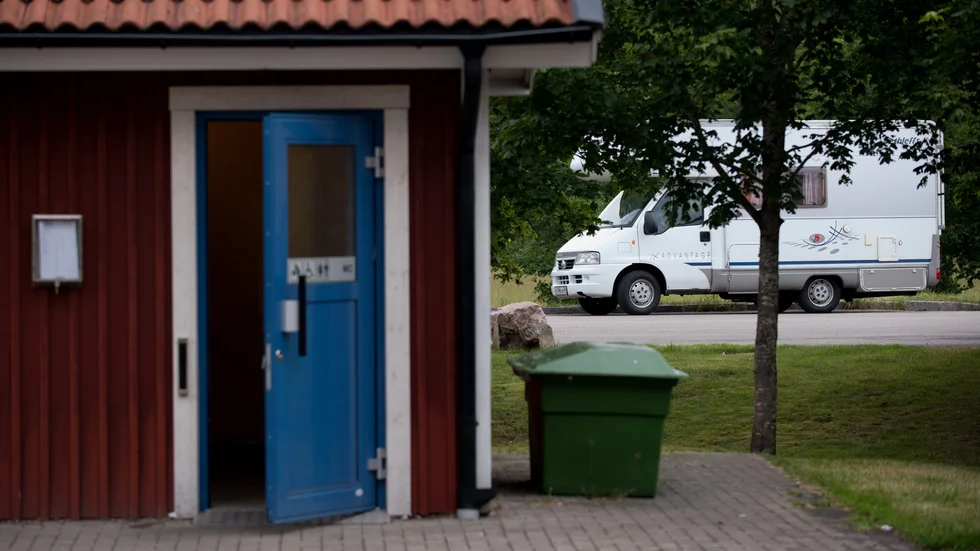 En man döms för upprepat våld mot en kvinna under en natt på en toalett på en rastplats i Tierp. Genrebild. 