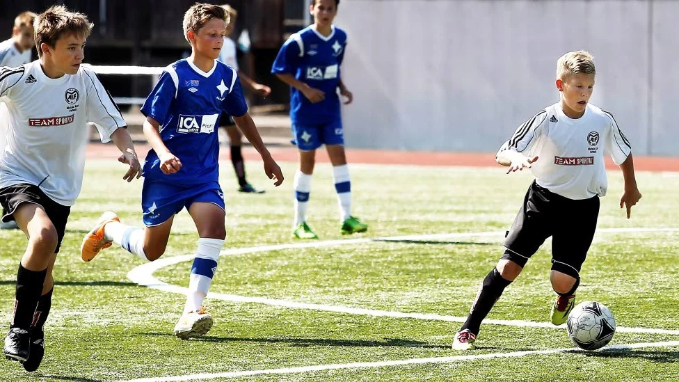 Bollkamp. Maifs Oscar Knutsson springer förbi en Kumlaspelare. Han har höga förväntningar på resan till Örebro.