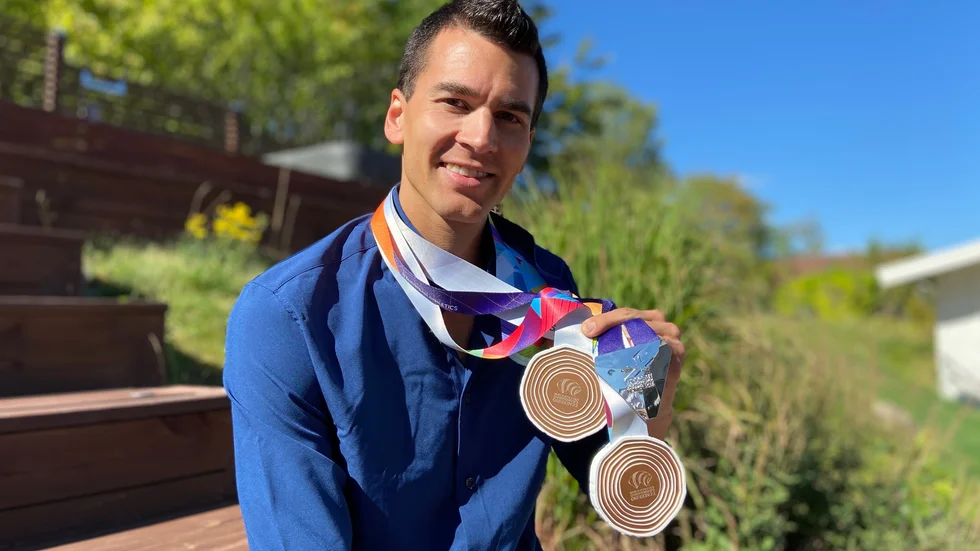 Perseus Karlström visar stolt upp sina VM- och EM-medaljer hemma i Torshälla.