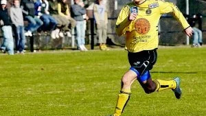 Målskytt på språng. Tre mål blev det från Ferdi Sajhadis sida när VFF vann mot Vimmerby med 4-1. Foto: ANDERS STEINER