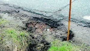 Skada på vägen. Så här ser skadorna ut bredvid länsväg 213 utanför Loftahammar. Hålet är dryga 40 cm djupt och över en meter långt.