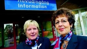 Förnyad service. Kristina Jonsson och Inga-Lill Sjöö jobbar i den nya informationsdisken på Västerviks sjukhus.  Foto: Anders Steiner