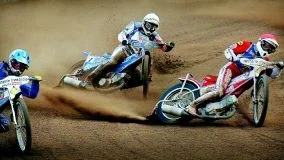 Bröderna Gollob först. Tomasz, till vänster, och Jacek såg till att Jason Crump fick se sig besegrad i det nionde heatet som Västerviksförarna vann med 5-1. Foto: MATILDA AHL