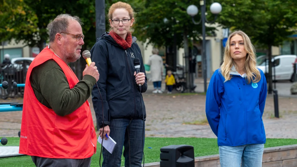Johan Andersson (S) och Viktoria Sköld (M) möttes i en debatt på torget i Motala, ledd av MVT:s Lina Handberg. Men intresset från Motalaborna var svalt.