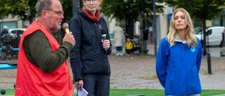 Bränslepriserna i fokus på torget i Motala: "Det mesta gick direkt till handlarnas fickor"