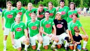 Loftahammar bäst. Loftahammars IF segrade i årets upplaga av Plogcupen i Överum med följande lag: Stående från vänster: Robin Lundahl, Fredrik Algotsson, Kristoffer Thelenius, Martin Sahlmén, Johan Petersén, Mikael Lundqvist och Jesper Wennerberg. Knästående från vänster: Kristoffer Olsson, Kristian Petersén, Martin Krüger, Niclas Andersson samt Sebastian Hooshidar med son.Foto: Ingemar Petersson