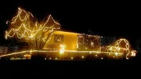 Många lampor. Vid Sirpa och Arvo Leppänens hus på Enocksvägen i Överum lyser cirka 20 000 lampor i slingor och figurer mellan första advent och trettonhelgen. Det kommer att bli ytterligare ett antal till nästkommande år.Foto: Ingemar Petersson