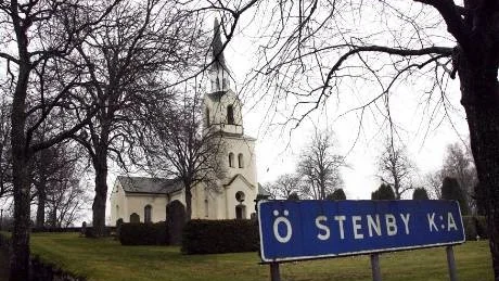 Östra Stenby kyrka som den ser ut idag. De äldsta delarna av kyrkan är runt tusen år gamla och fanns således på plats när kyrkoherden Klint såg sina ormar på himlen. 