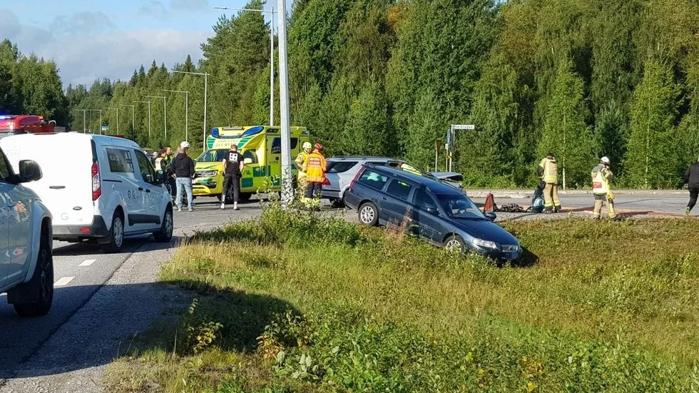 Två personbilar kolliderade vid 8:45-tiden på måndagen i korsningen Norra ringen/Verktygsvägen.