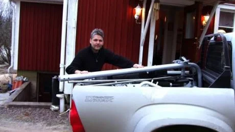 Magnus Svensson har snart lastat klart och styr färden mot färjan som ska ta honom på ännu ett besök i Litauen.