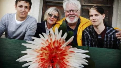 Niklas Lindholm och Adrian Göthe fick Lions ungdomsstipendium för 2007. Barbro Friberg och Svenolof Conradsson skötte utdelningen på Stora Torget. Foto: Ellen Kindstrand