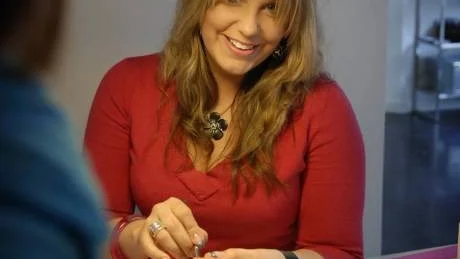 Evelina Lingestad har återvänt till hemstaden och startat eget som nagelterapeut. Hon hyr in sig hos frisersalongen People.