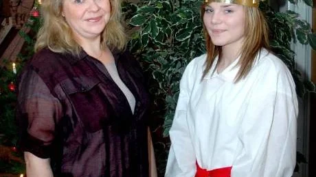 Christina Larsson från Västervik var Överums lucia för precis 30 år sedan. På den tiden bodde Christina i Broddebo och gick då i Överums skola. I lördags kväll var det hon som hängde luciasmycket runt halsen på årets lucia Elin Ringdahl.