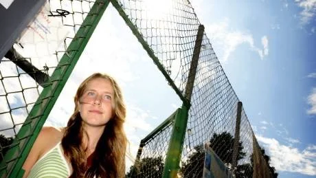 Thyra Taune, 14, från Stockholm har vunnit två segrar i Ostkustens Pärla. Hon kan ta två till. I dag spelar hon damdubbel och på fredag börjar Sommartouren. Foto: Lisa Olaison