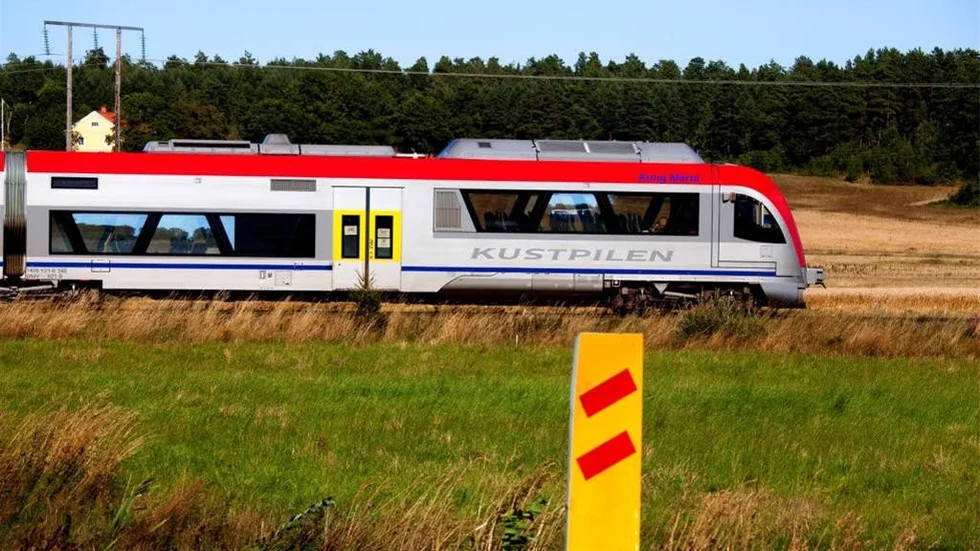 Tjustbanan kommer att vara stängd under två månader. Resenärer som vanligtvis åker tåg mellan Västervik och Linköping får ta ersättningsbuss.