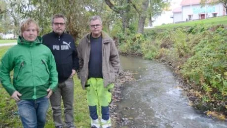 Delar av interimstyrelsen för Gamleby sportfiskeklubb vid Gamlebyån, ett av de vattendrag som klubben ska vårda och skydda. Från vänster Joakim Johansson, Peter Nilsen och Magnus Johansson.Foto: Hans Brandin