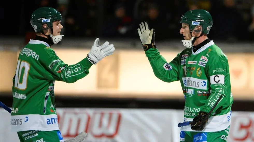 Tack. Det gjorde du bra. Stefan Erixon, till höger, gratuleras av Adam Giljam efter ett av Stefans mål.