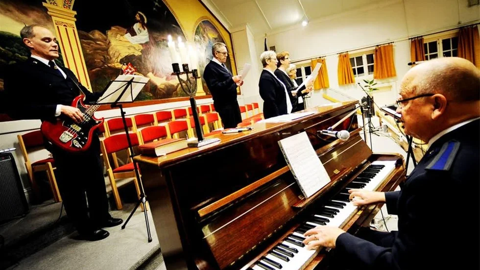 Bert Andersson kompade på piano, och Nils-Inge Andersson på bas. I sånggruppen ingick även Jan Björkman, Monica Andersson, Anita Björkman och Lena Andersson.