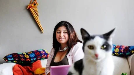 Katten Gustav tycker om att hjälpa Valentina Morán att plugga. Helst vill han ligga över datorn eller på böckerna. Foto: Sara Winsnes.Foto: Sara Winsnes