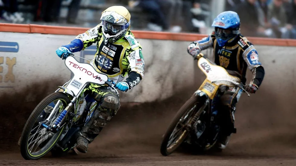 Tufft. Piraterna kör så det ryker på banan. Men ekonomiskt är det tufft precis som för de flesta klubbar i svensk speedway.