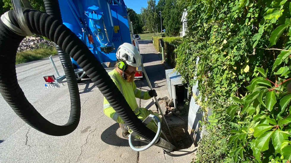 Tobias Asp, montör vid Omexom uppskattar sitt stora arbetsredskap, en mobil grävsug som fungerar som en enorm dammsugare. 