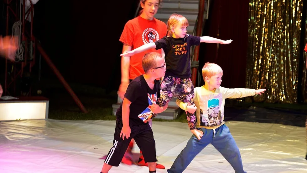 Cirkusskola. Från vänster, tränaren Gustav Wengerzink lär Hjalmar Panzar, Felicia Hedberg och Anton Florestig cirkusövningar.