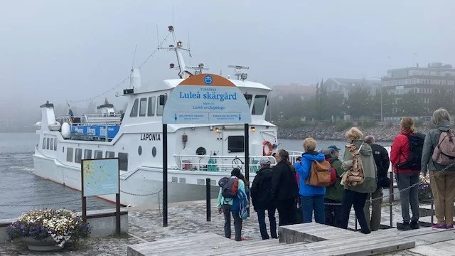SPF-medlemmarna klev ombord i Luleås dimmiga södra hamn.