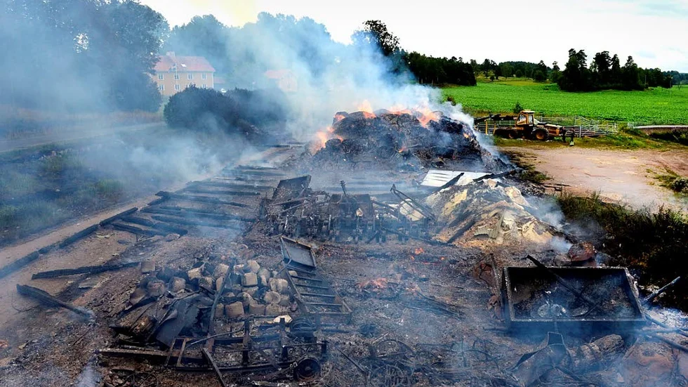 Efterglöd. I ladugården fanns även 40 ton gödsel och 80-100 ton hö.