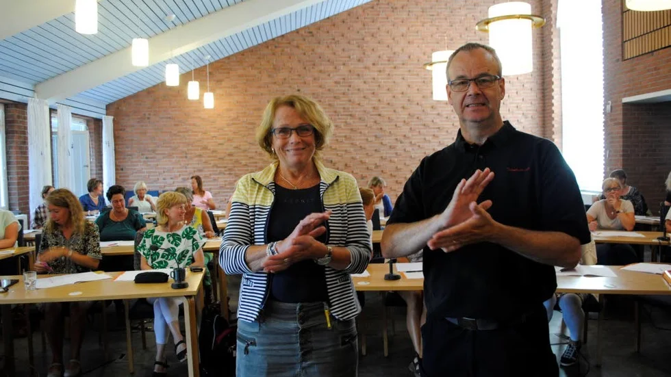 TECKNAR. Helene Lindhe har själv gått flera kurser för Håkan Ernklev i tecken. Nu får fler pedagoger lära sig teckna.