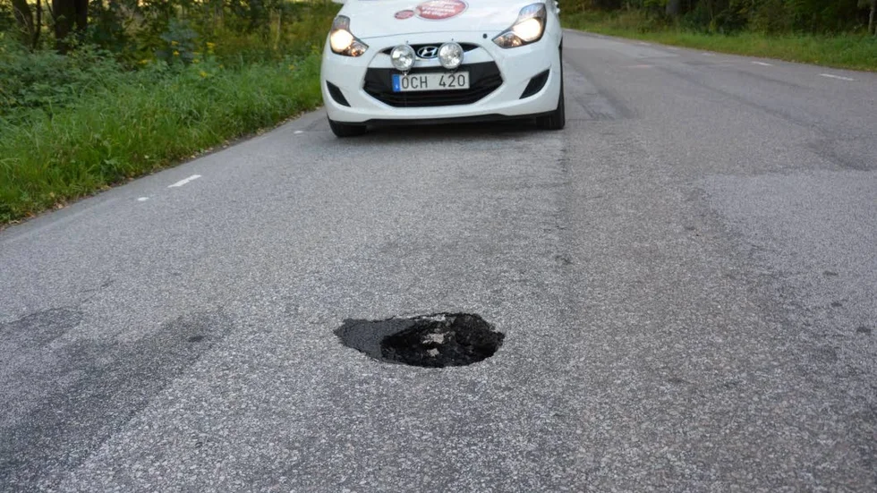 Farligt. I Almvik oroar man sig för ett hål i vägen genom byn.