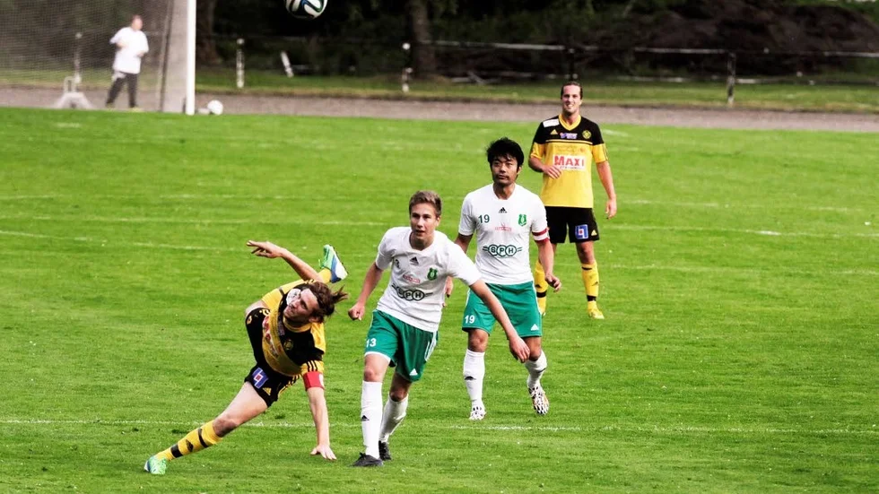 Det var tuffa dueller i division 4-derbyt mellan VFF och Överum på Bökensved.