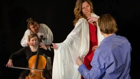 TEATER. Scenkonst Gotlands första uppsättning bjuder på ett allvarligt menat teaterexperiment som håller fullt ut. Thomas Jankert som Eros, Maya Ögger bakom cellon, Anna Jankert som Annabelle och Bert Rolfart som Tobias Stjernfeldt. foto: roland hejdström/scenkonst gotland