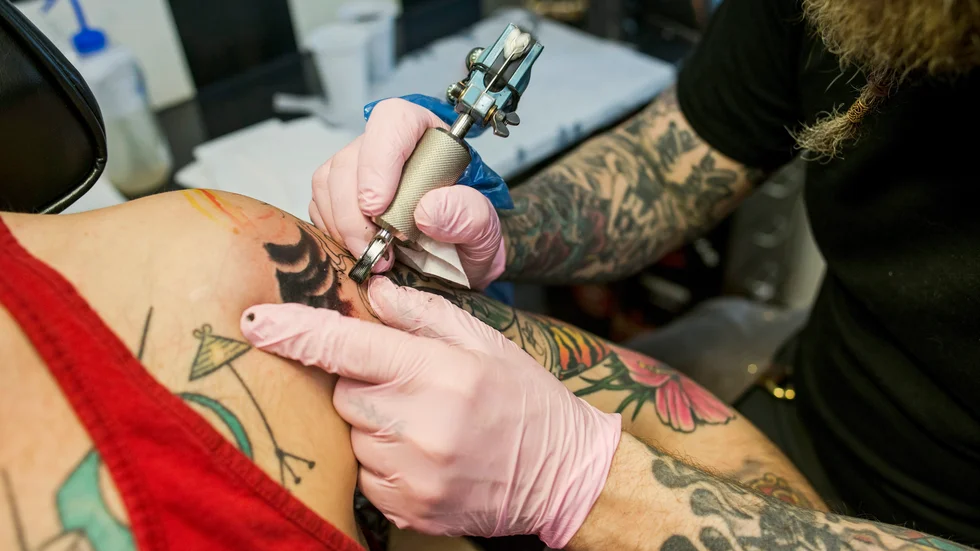 "Jag tror också det kan bli bra, och egentligen är det inte viktigt vad för verksamhet Astrid Liv tänker ägna sig åt, även om jag förmodligen tar chansen att snygga till min tatuering, som börjat blekna. För mig handlar det mer om att någon ser möjligheter snarare än svårigheter, någon som vill något och som gör det."