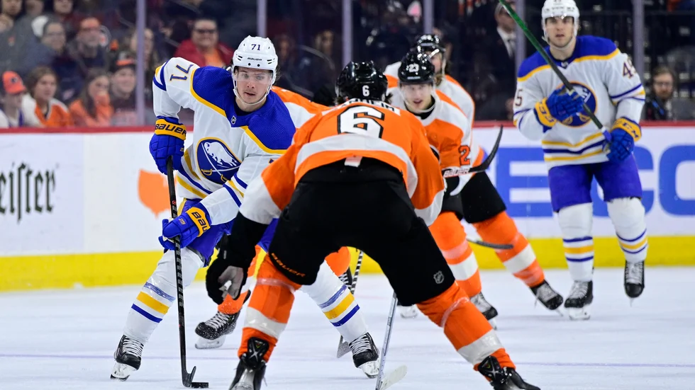 Victor Olofsson med pucken utmanar Travis Sanheim.