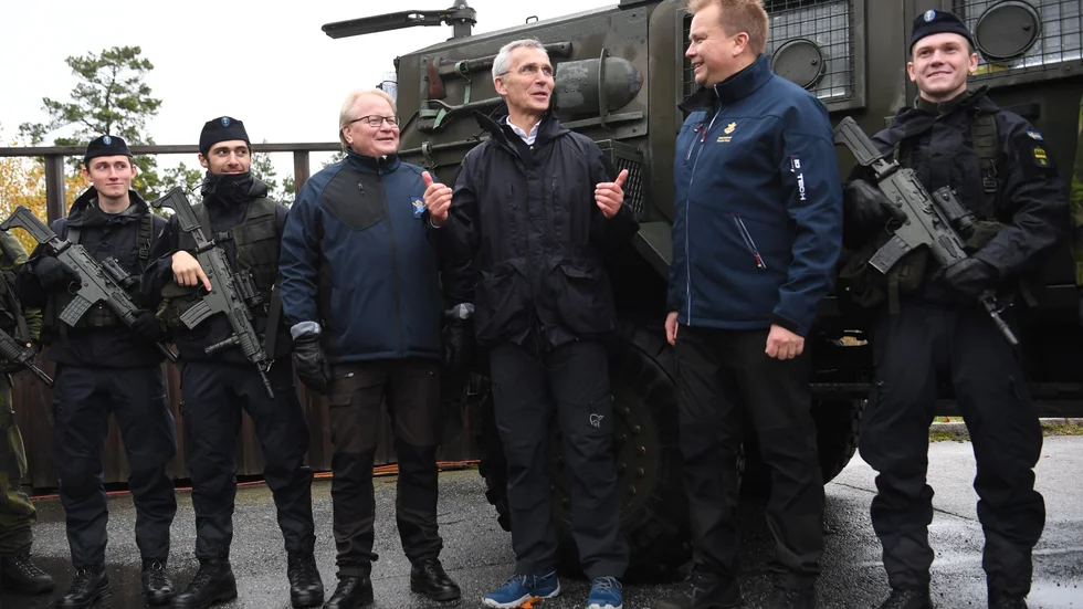 Sveriges försvarsminister Peter Hultqvist, Nato-chefen Jens Stoltenberg och Finlands försvarsminister Antti Kaikkonen under ett besök på Berga örlogsbas förra året.