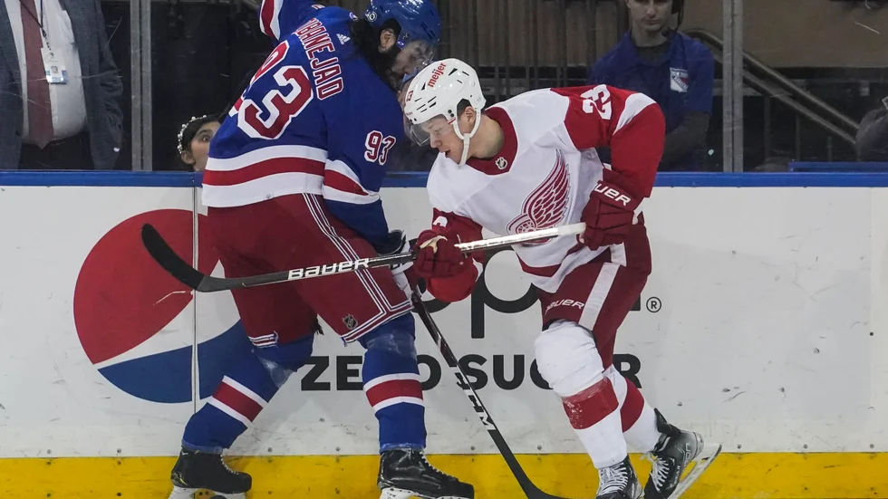 New York Rangers Mika Zibanejad fajtas med Detroit Lucas Raymond.