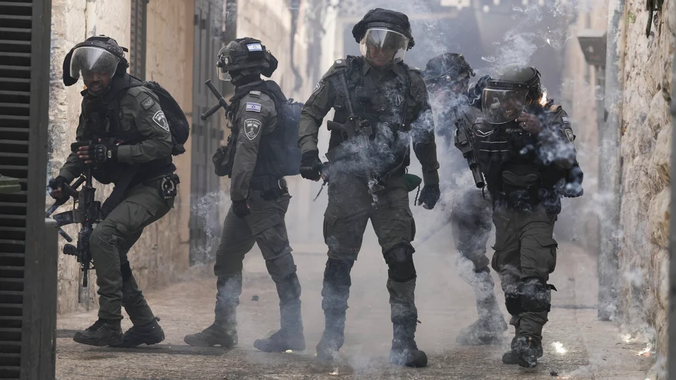 Palestinier skjuter fyrverkeripjäser på israelisk polis i Jerusalems gamla stad på söndagen.