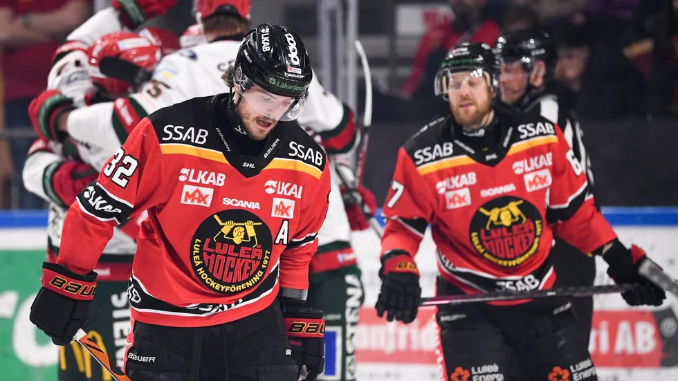 Oscar Engsund och Linus Omark deppar efter att Frölunda gjort mål.