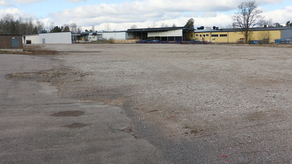 Där gamla Stoppmöbler låg finns nu en stor grusplan. Den får nu okej från miljö/bygg. Markproverna visar inte några stora föroreningar.