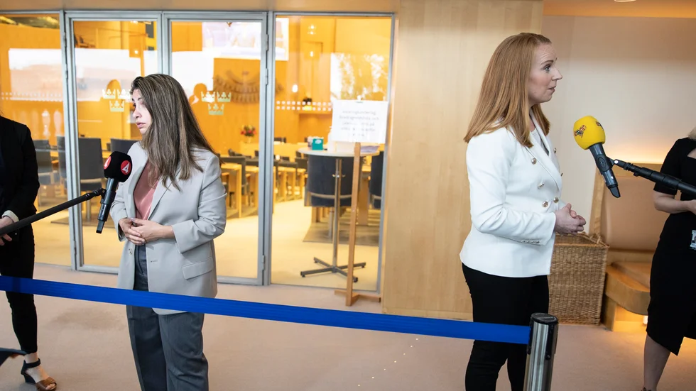 Vänsterns Dadgostar och Centerns Lööf med ryggarna mot varandra. Det duger inte när det lackar mot regeringsbildning i höst. Kanske kan vårens Natoval lösa upp en del knutar? 