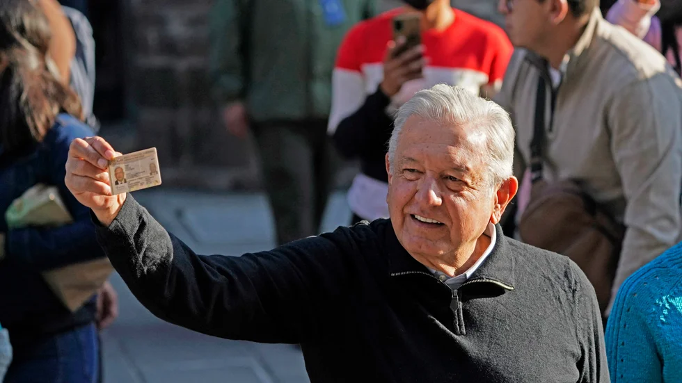 Mexikos president Andrés Manuel López Obrador visar upp sitt id-kort efter att ha röstat.